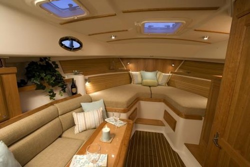 Back Cove 33 salon © Emarine http://www.emarine.com.au